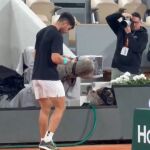 Alcaraz fotografía la placa en honor a Nadal de la Philippe Chatrier