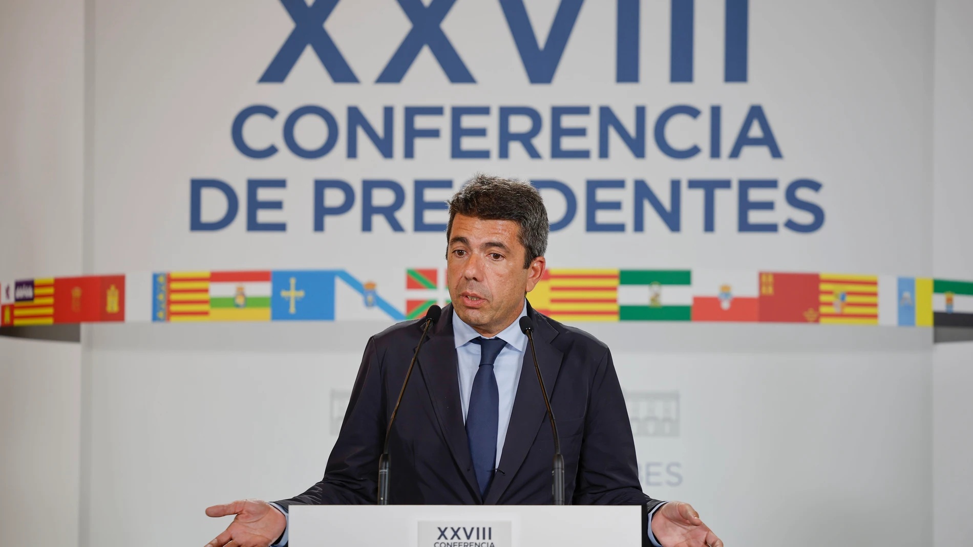 BARCELONA, 06/06/2025.- El presidente de la Comunidad Valenciana, Carlos Mazón, durante una rueda de prensa en su asistencia a la XXVIII Conferencia de Presidentes, celebrada en el Palau de Pedralbes de Barcelona. EFE/ Alberto Estévez