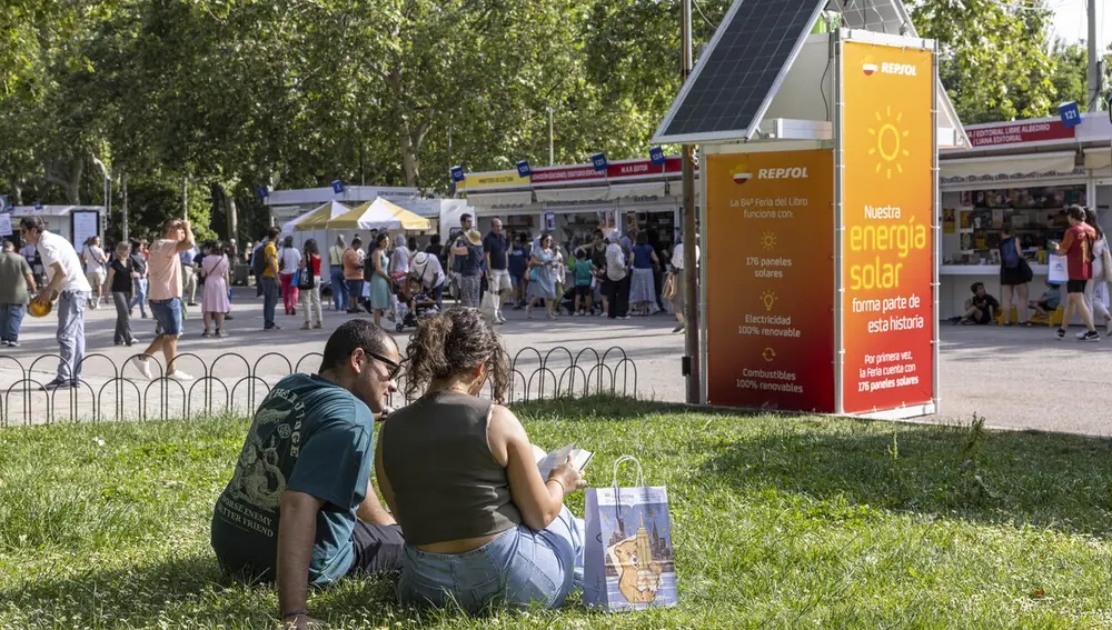Tótem con paneles fotovoltaicos en la Feria del Libro de Madrid 2025