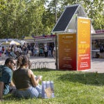 Tótem con paneles fotovoltaicos en la Feria del Libro de Madrid 2025