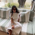Influencer con vestido midi cómodo y estiloso para la oficina y el afterwork.