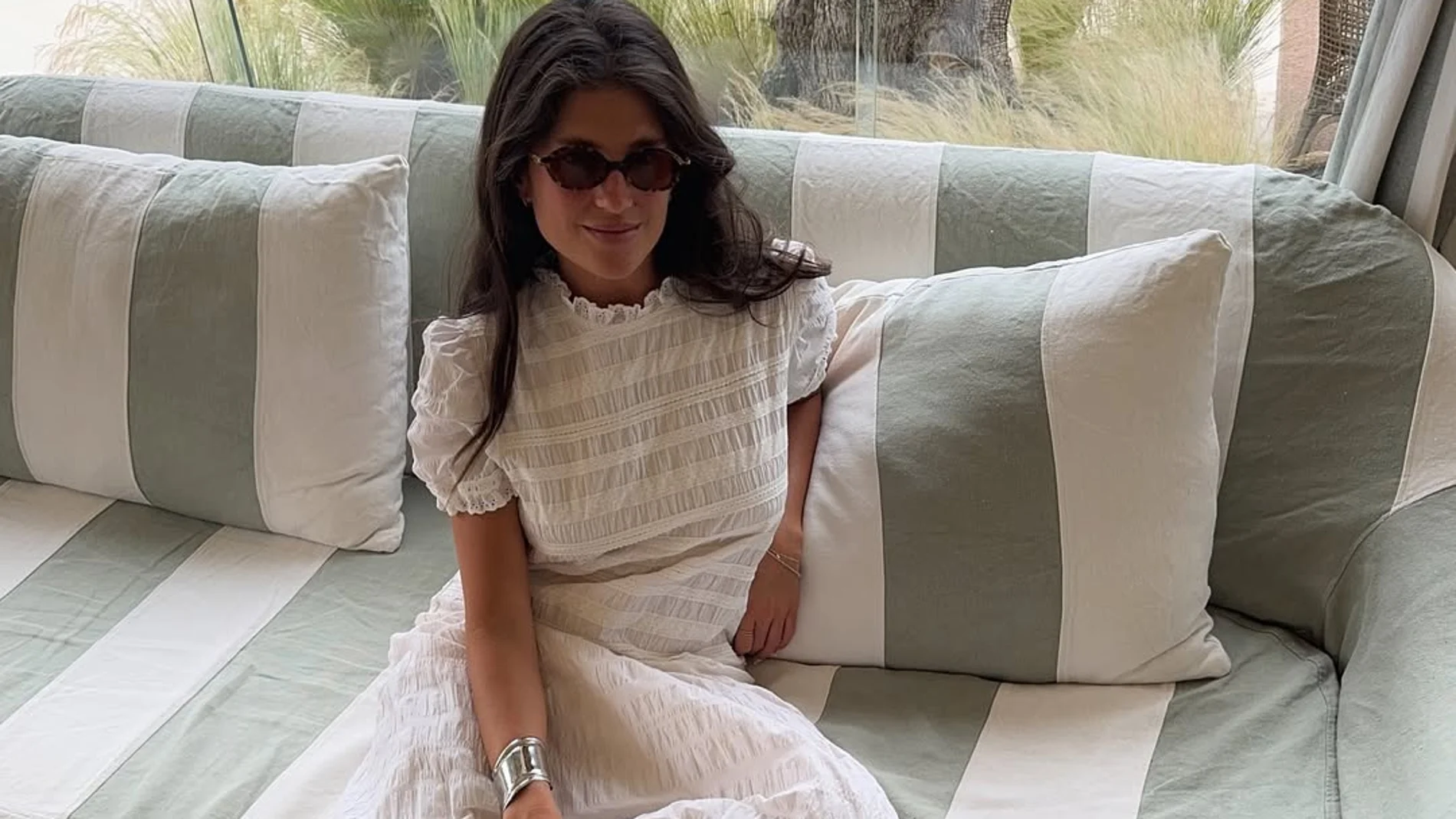 Influencer con vestido midi cómodo y estiloso para la oficina y el afterwork.