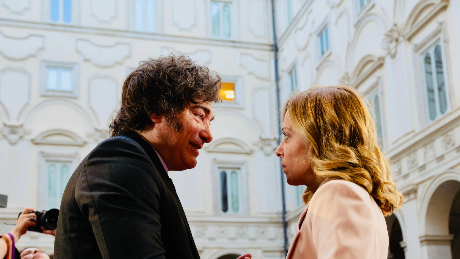 ROME (Italy), 06/06/2025.- A handout image provided by Palazzo Chigi press office shows Italian Prime Minister Giorgia Meloni (R) welcoming Argentina's President Javier Milei (L) at the Chigi Palace in Rome, Italy, 06 June 2025. (Italia, Roma) EFE/EPA/FILIPPO ATTILI / CHIGI PALACE PRESS OFFICE HANDOUT HANDOUT EDITORIAL USE ONLY/NO SALES