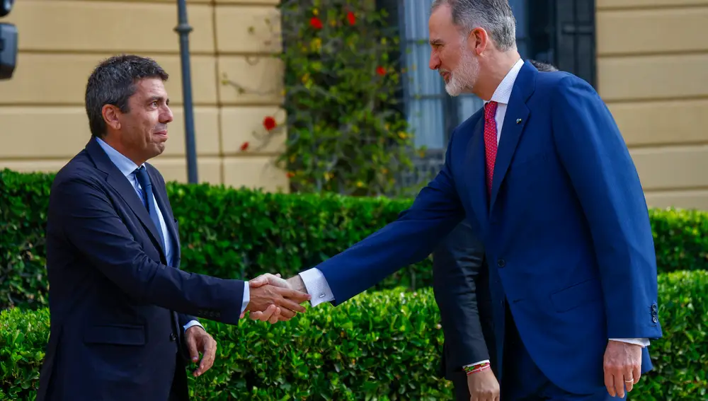 Mazón saluda a Su Majestad, a su llegada a la Conferencia de Presidentesigencia, no de petición