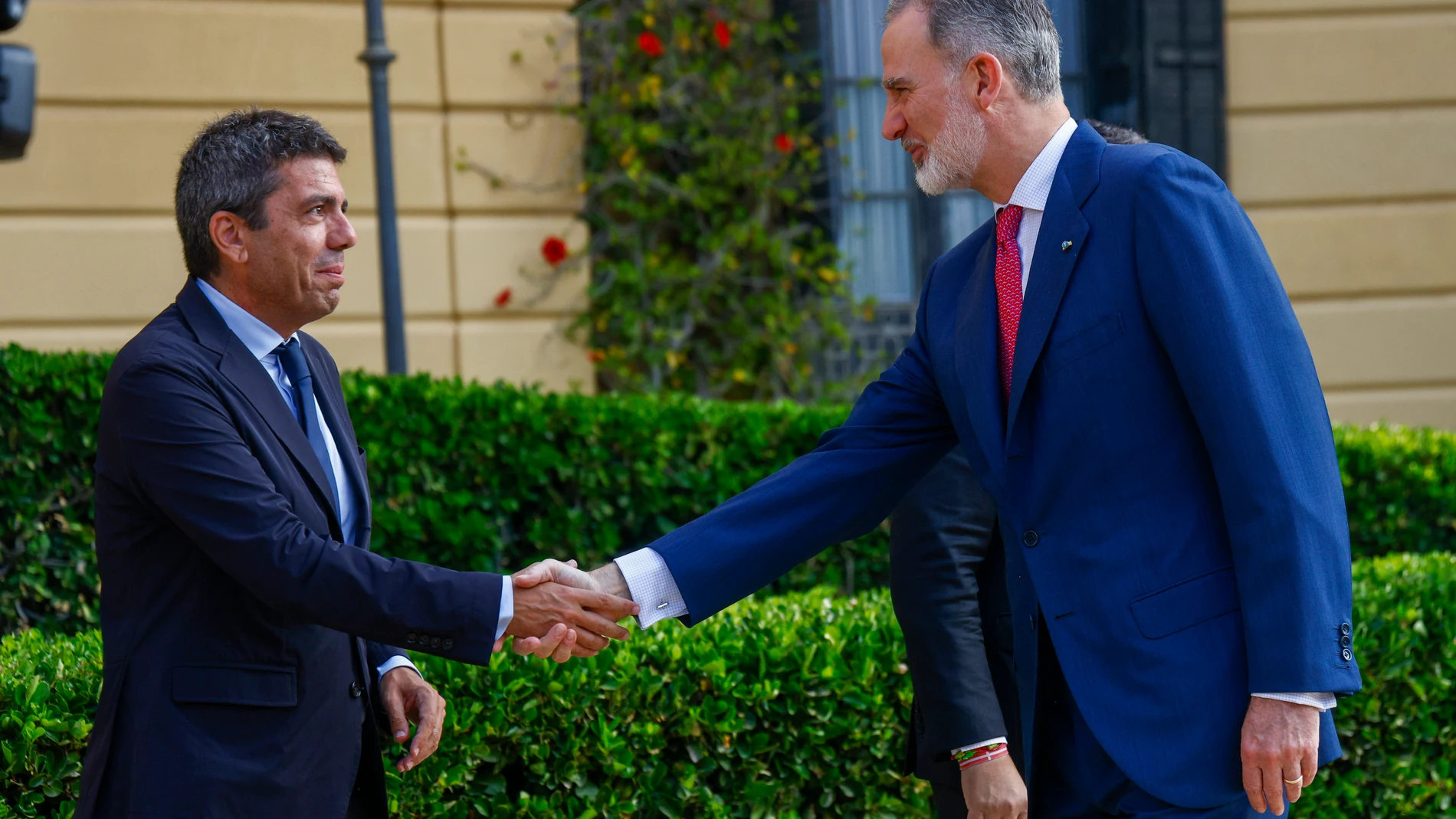 Mazón saluda a Su Majestad, a su llegada a la Conferencia de Presidentesigencia, no de petición