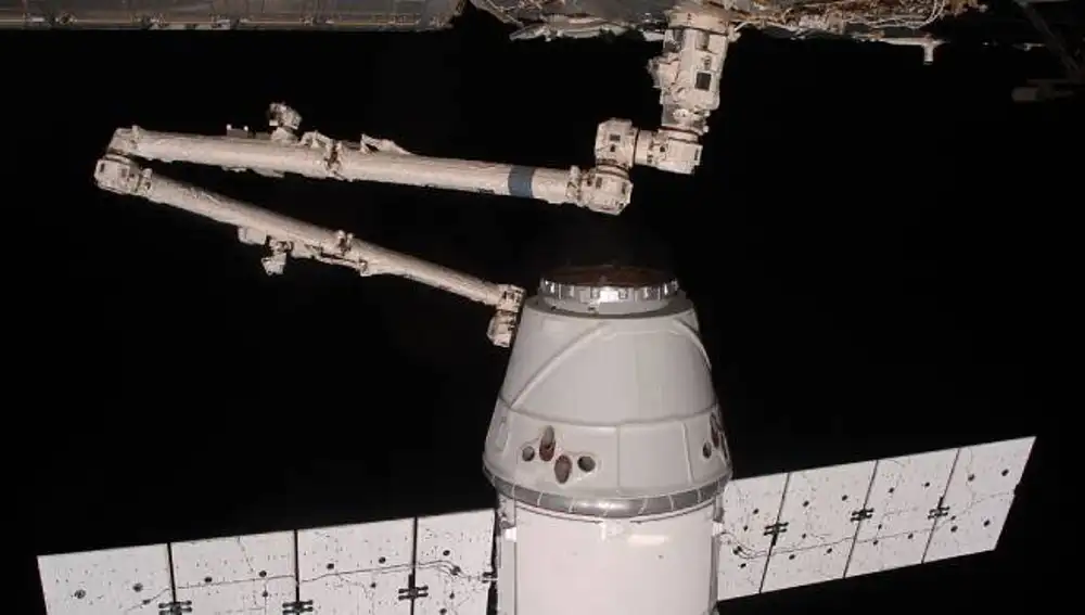 Dragon 1, capturada por el brazo robótico de la ISS en 2012.