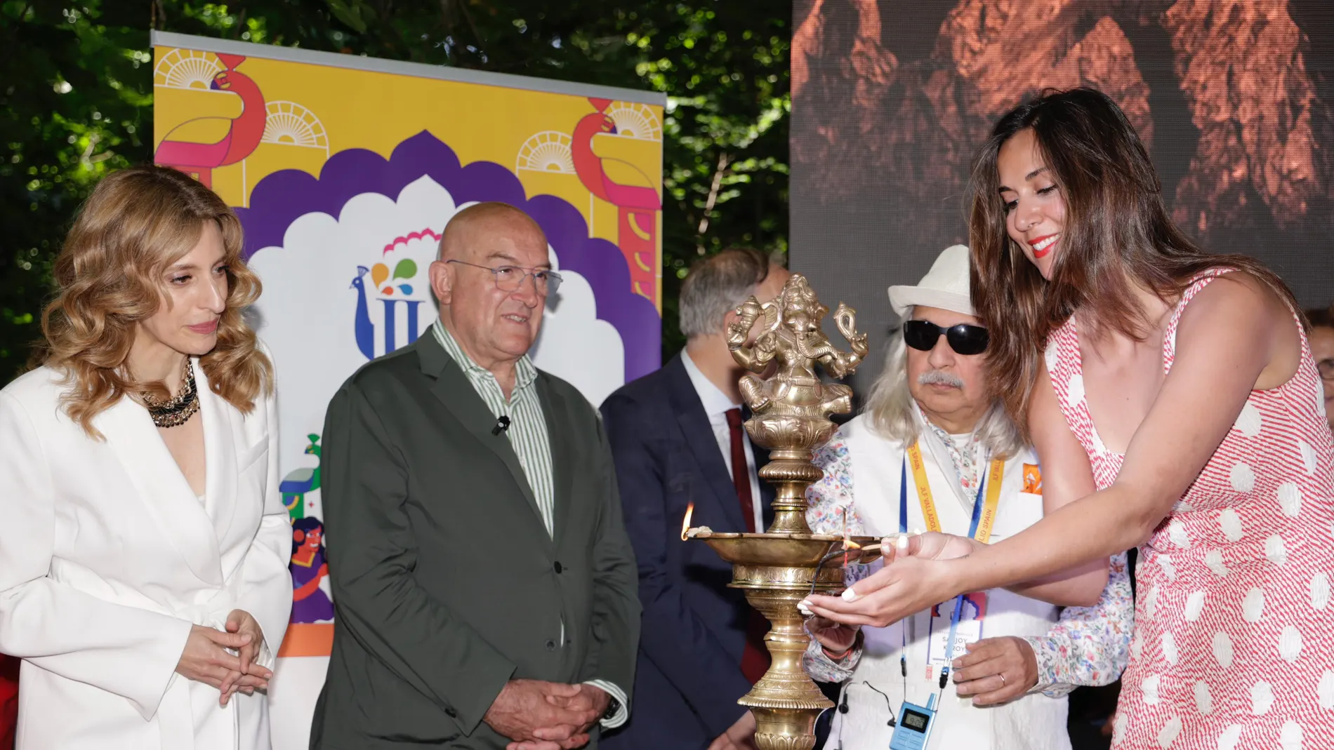 Carnero, Mar Sancho y Blanca Jiménez en la apertura del Festival Jaipur junto a su director Sanjoy K. Roy
