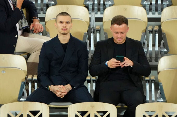 Romeo Beckham en Roland Garros viendo la semifinal de Carlos Alcaraz y Mussitti