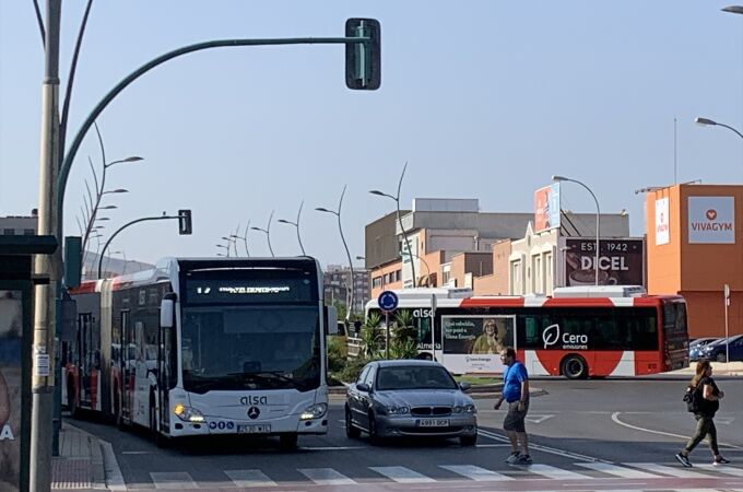 Parada de autobús urbano en Almería.