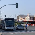 Parada de autobús urbano en Almería.