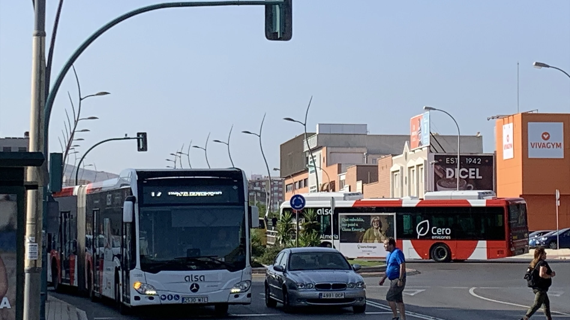 Parada de autobús urbano en Almería.