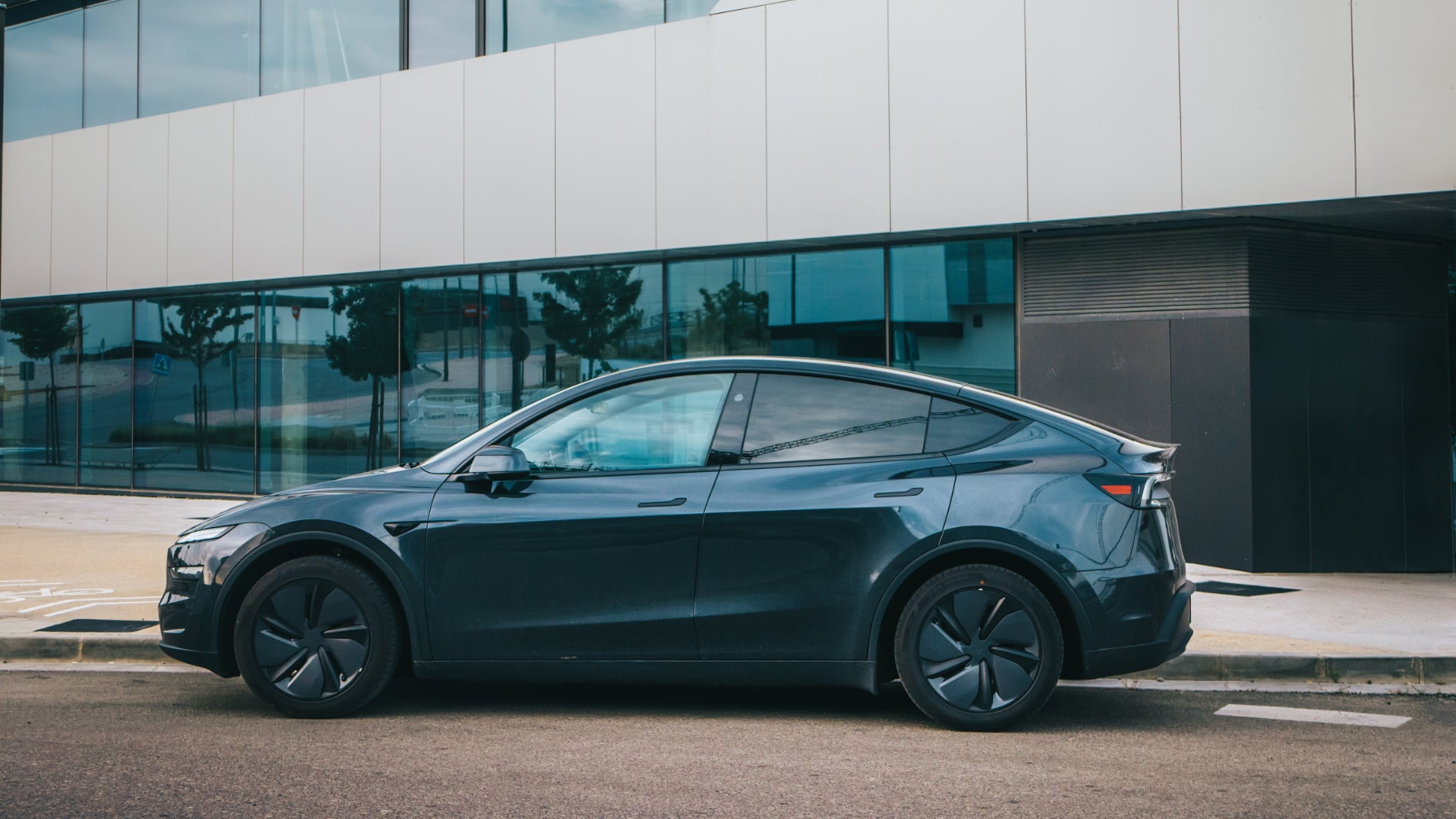 Lateral del Tesla Model Y 2025