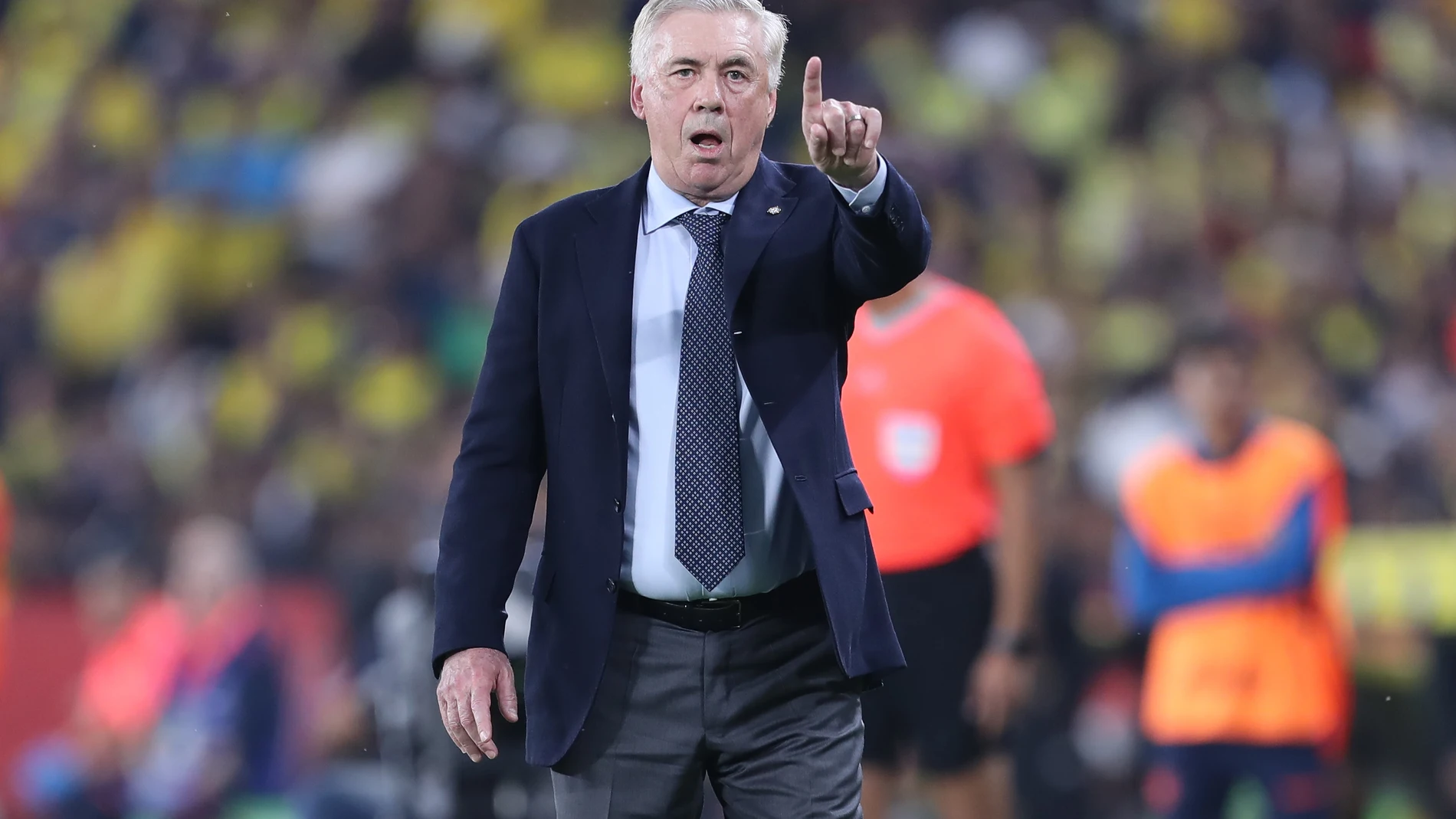 FOTODELDÍA AME3549. GUAYAQUIL (ECUADOR), 05/06/2025.- El entrenador de Brasil, Carlo Ancelotti, da instrucciones este jueves, durante un partido de las eliminatorias sudamericanas para el Mundial de 2026 entre las selecciones de Ecuador y Brasil en el estadio Monumental Isidro Romero Carbo en Guayaquil (Ecuador). EFE/ José Jacome