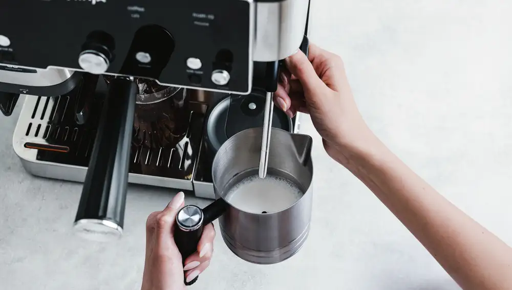 La jarra para espumar leche viene incluida junto a la cafetera