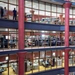 Funcionarios de la Junta en el edificio de Torre Triana