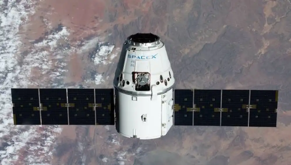 Una nave de carga Dragonm, acercándose a la ISS en 2020.