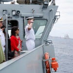 El Rey ha seguido la revista naval a bordo del "Tornado"