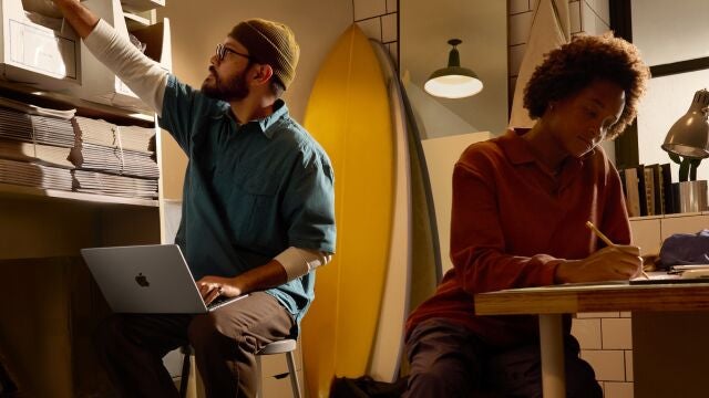Apple se intenta hacer un hueco entre las empresas y su puerta de entrada son las tiendas físicas