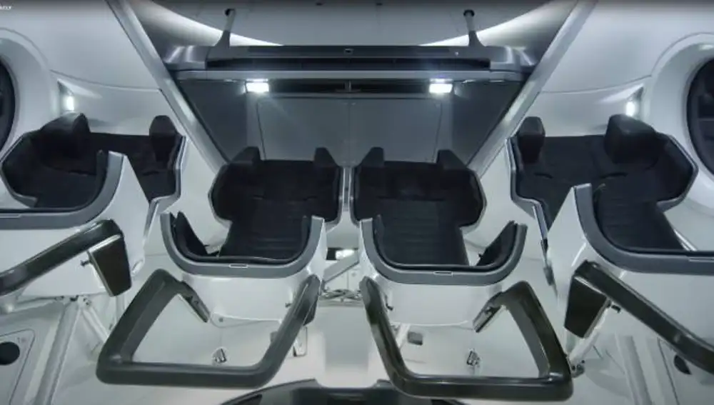 Interior de Crew Dragon.