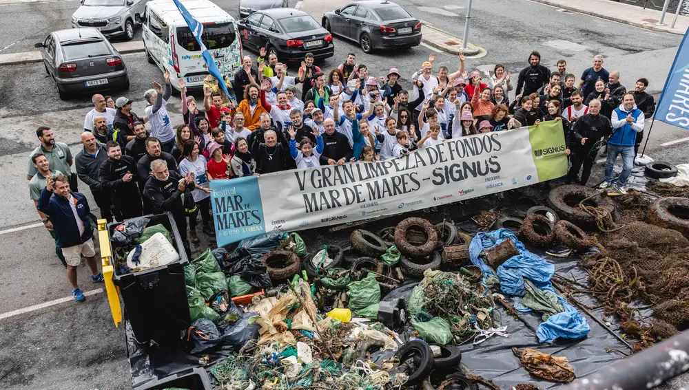 Al final de la jornada los voluntarios de la Limpieza de Fondos Marinos muestran felices toda la basura que han sacado.