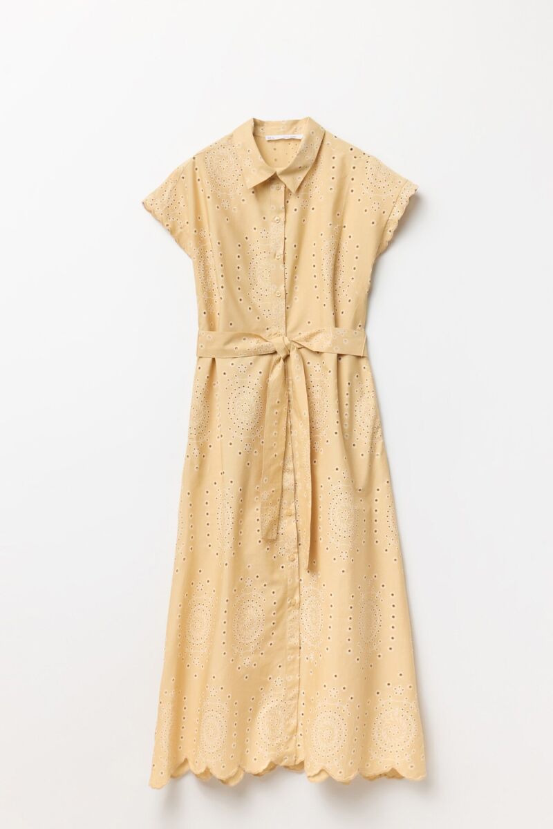 Vestido camisero troquelado.