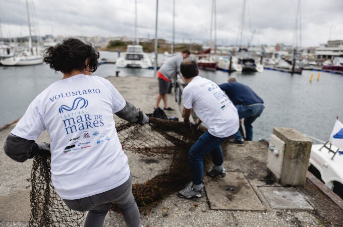 El trabajo en equipo, bajo el agua en la superficie, es fundamental en la Limpieza de Fondos Marinos que cierra el festival Mar de Mares.