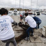 El trabajo en equipo, bajo el agua en la superficie, es fundamental en la Limpieza de Fondos Marinos que cierra el festival Mar de Mares.