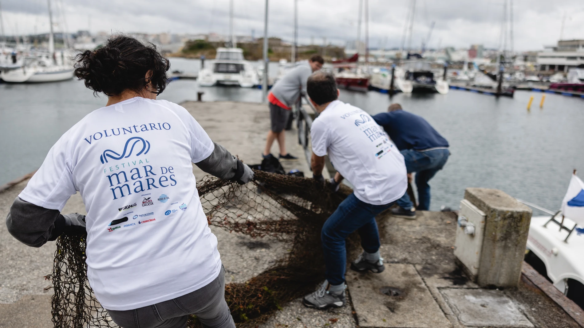 El trabajo en equipo, bajo el agua en la superficie, es fundamental en la Limpieza de Fondos Marinos que cierra el festival Mar de Mares.