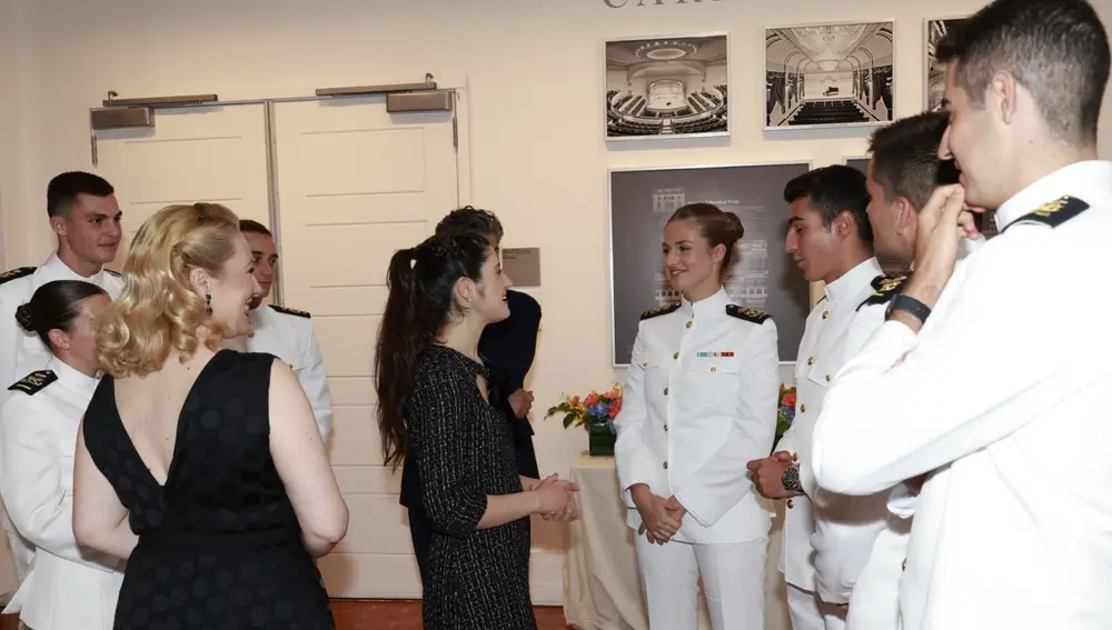 La princesa Leonor saluda a la violinista María Dueñas en Nueva York