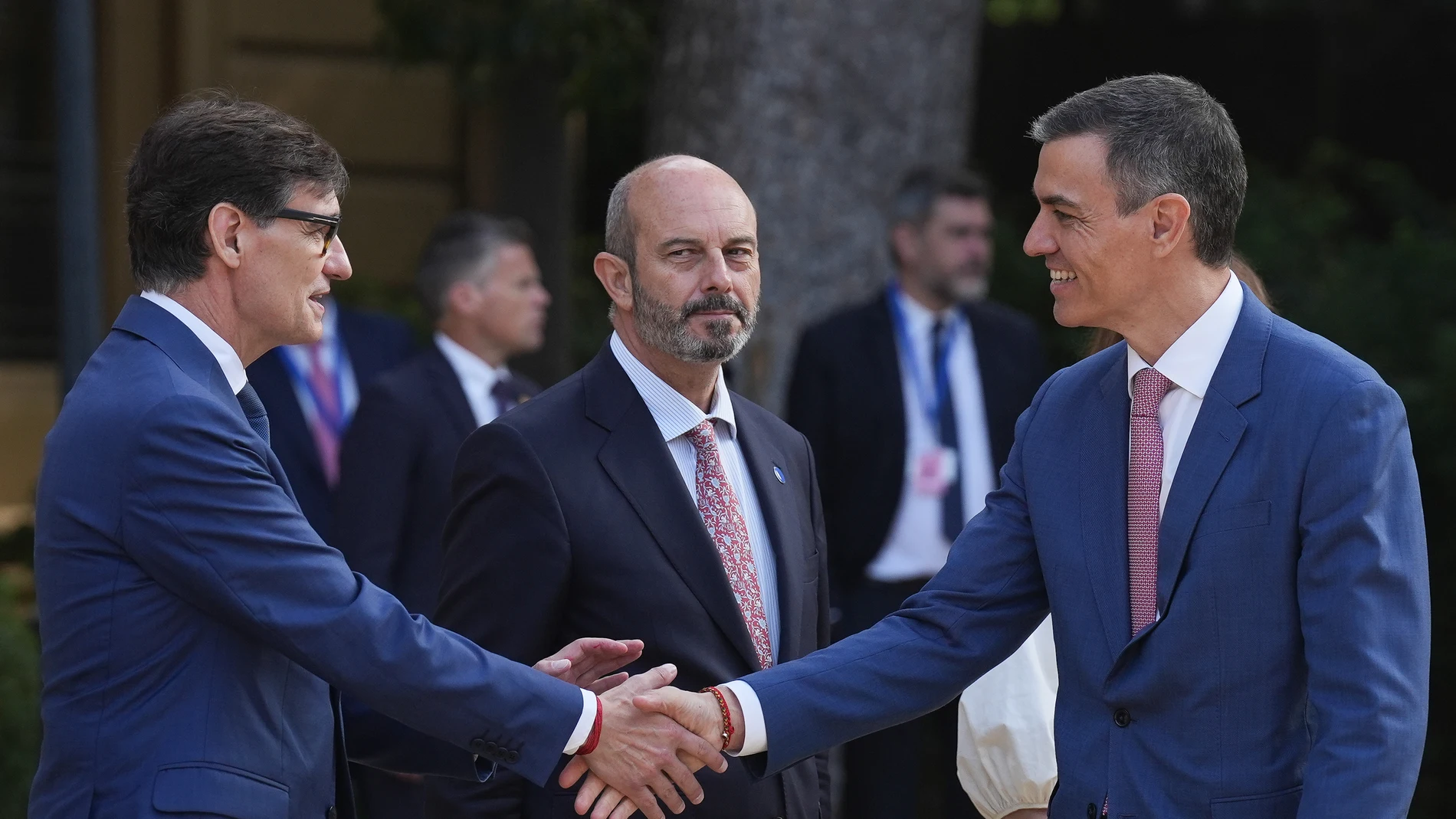 (I-D) El presidente de la Generalitat de Cataluña, Salvador Illa; el presidente del Senado, Pedro Rollán y el presidente del Gobierno, Pedro Sánchez, a su llegada a la XXVIII Conferencia de Presidentes, en Palau de Pedralbes de Barcelona, a 6 de junio de 2025, en Barcelona, Catalunya (España). Durante la conferencia se abordarán los 16 puntos de la agenda, ampliada tras la inclusión de las demandas de las Comunidades Autónomas, que contemplan entre otros asuntos la reforma de la financiación ...