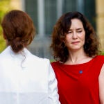 Ayuso y Mónica García se encaran en la Conferencia de Presidentes por las residencias