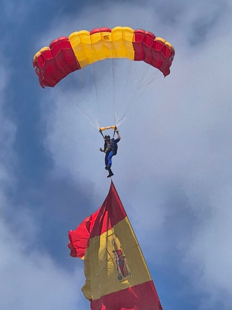 Un paracaidista de la PAPEA desciende con la bandera