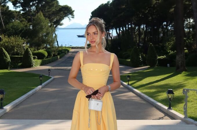 Influencer con el maquillaje perfecto para una boda de verano.