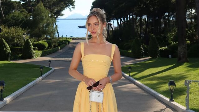 Influencer con el maquillaje perfecto para una boda de verano.