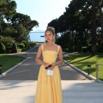 Influencer con el maquillaje perfecto para una boda de verano.