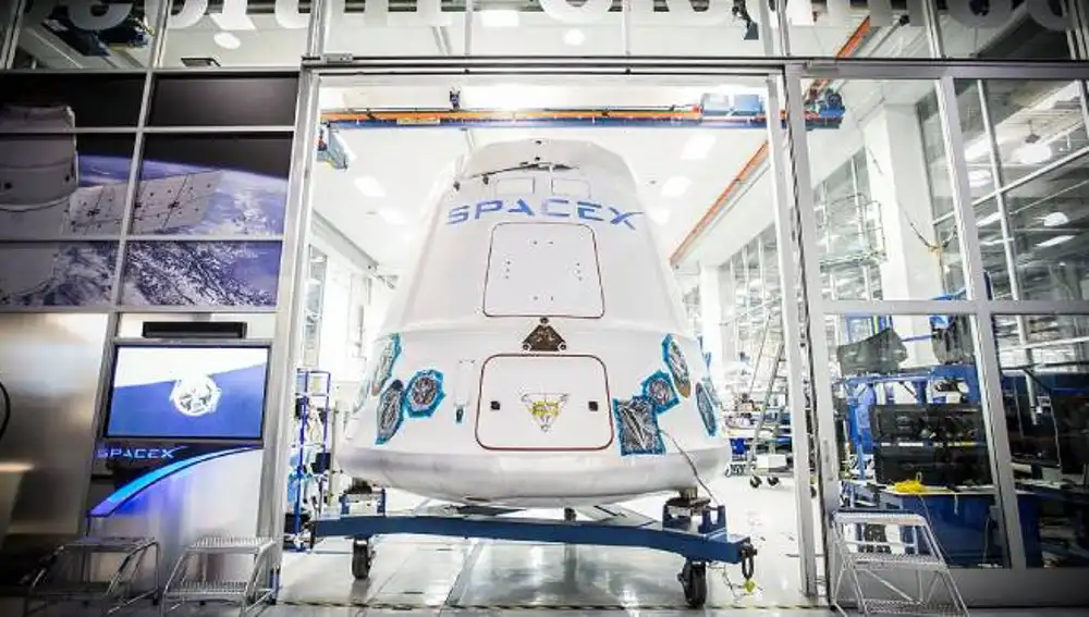 Una cápsula Dragon en las instalaciones de SpaceX.