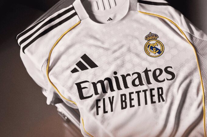 MADRID.-El Bernabéu inspira la camiseta de local del Real Madrid para la temporada 2025-2026
