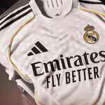 MADRID.-El Bernabéu inspira la camiseta de local del Real Madrid para la temporada 2025-2026