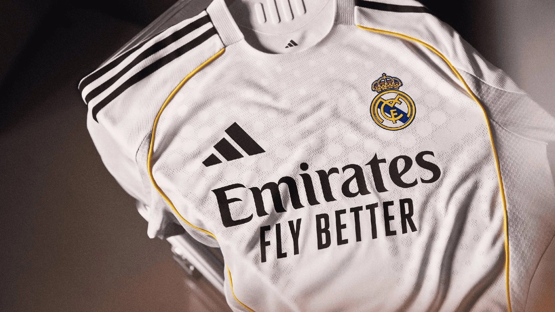 MADRID.-El Bernabéu inspira la camiseta de local del Real Madrid para la temporada 2025-2026
