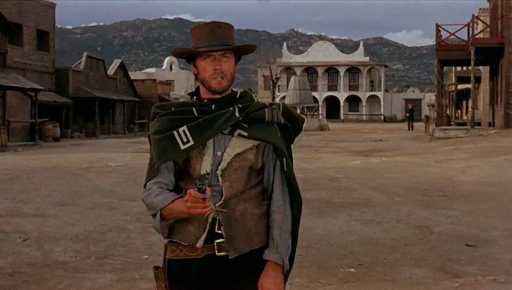 Eastwood, en el filme, con las montañas de Hoyo de Manzanares a su espalda