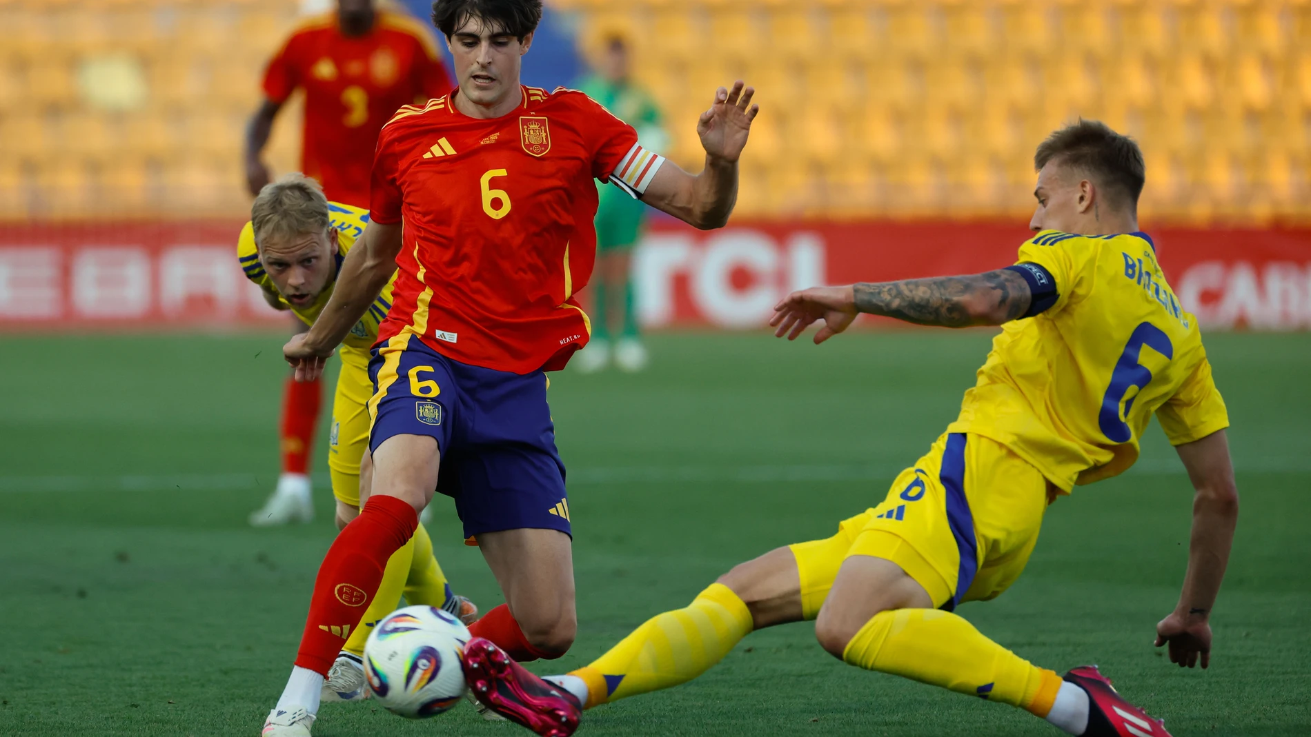 ALCORCÓN (MADRID), 06/06/2025.- Javi Guerra (i) de España y Volodímir Brazhko, de Ucrania, durante el partido amistoso de la categoría sub 21 entre España y Ucrania, este viernes en el estadio de Santo Domingo de Alcorcón. EFE/ Juanjo Martin