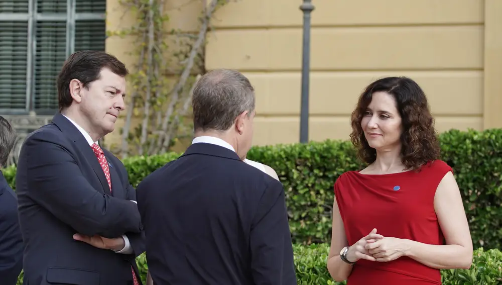 Mañueco conversa con Ayuso y Page antes de entrar a la reunión