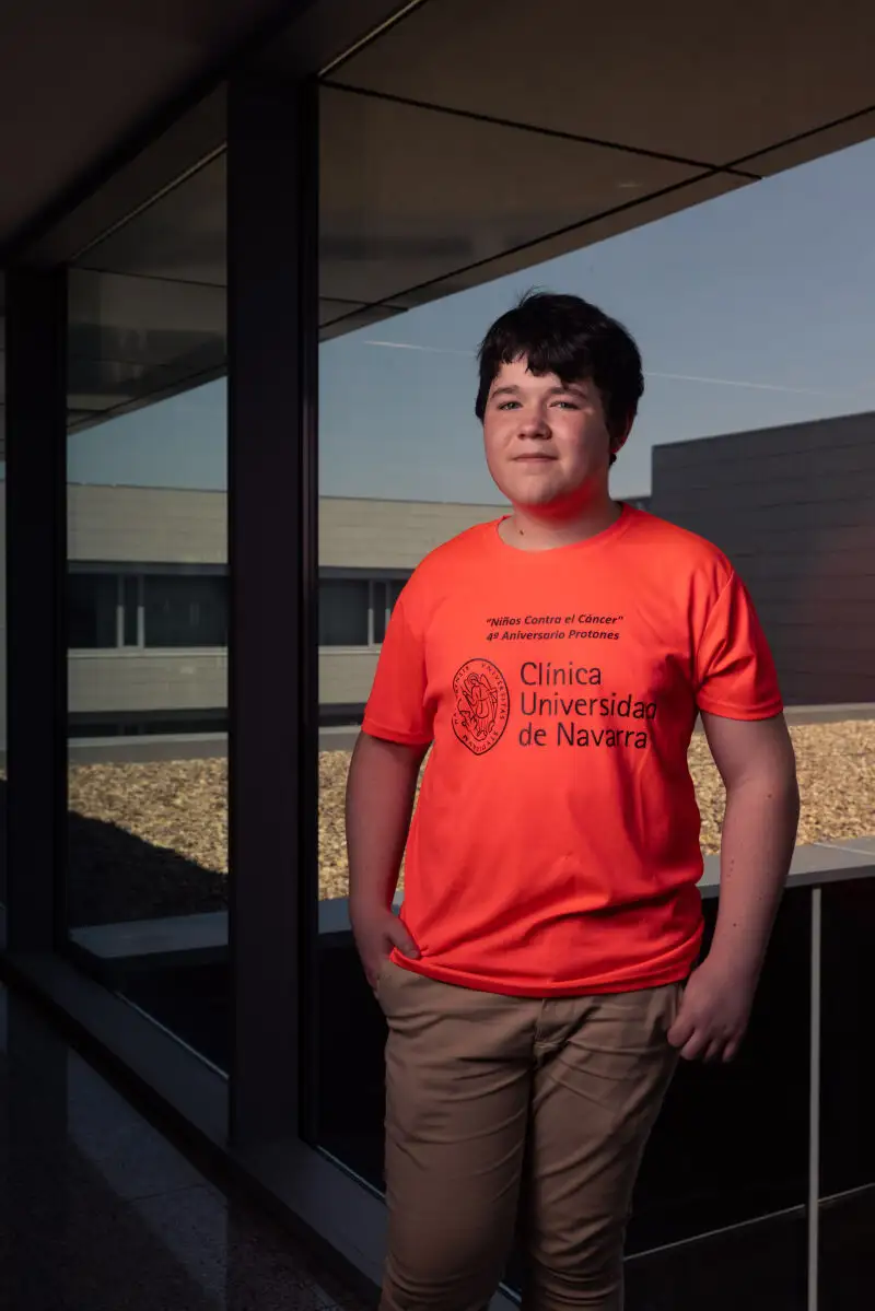 Toni posa con su camiseta de la Clínica Universidad de Navarra.