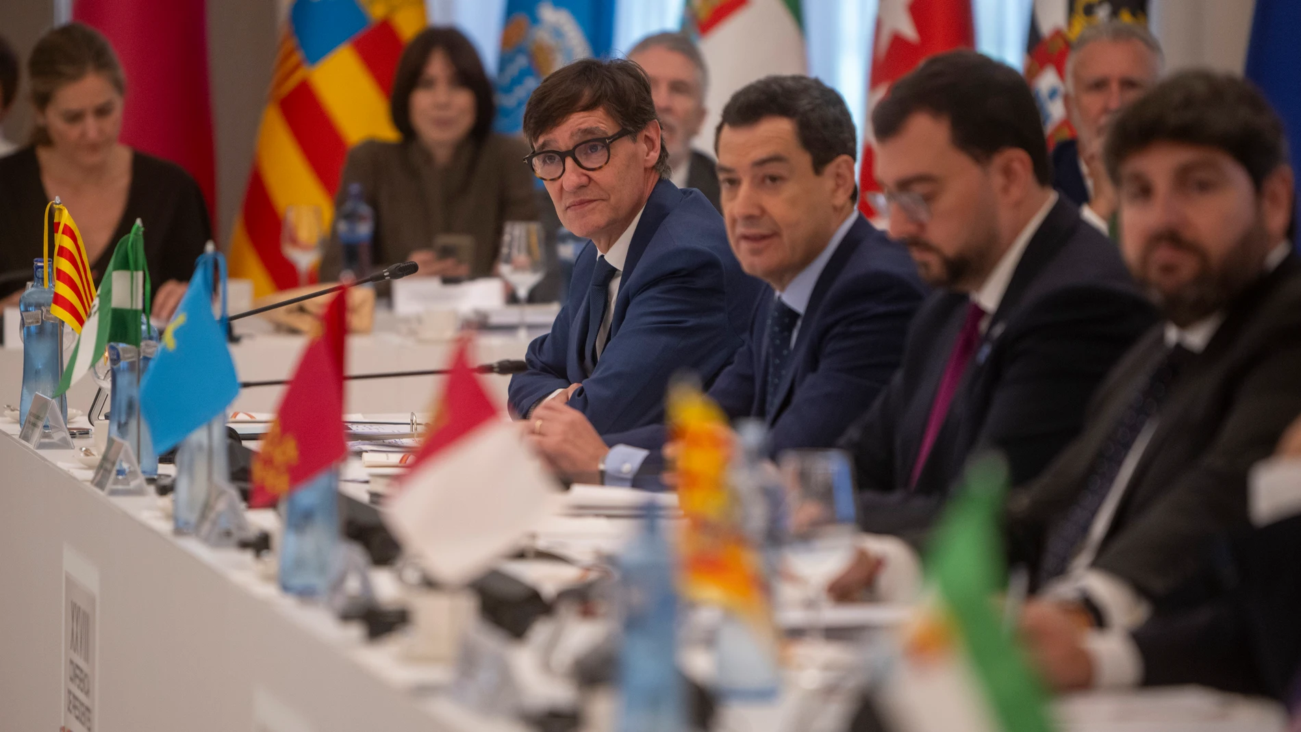 El presidente de la Generalitat de Catalunya, Salvador Illa, y el El presidente de la Junta de Andalucía, Juanma Moreno, durante la XXVIII Conferencia de Presidentes, en Palau de Pedralbes de Barcelona, a 6 de junio de 2025, en Barcelona, Catalunya (España). Durante la conferencia se abordarán los 16 puntos de la agenda, ampliada tras la inclusión de las demandas de las Comunidades Autónomas, que contemplan entre otros asuntos la reforma de la financiación autonómica, el control de fronteras,...
