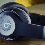 Estos Beats Studio Pro con diseño icónico ahora cancelan mejor el ruido, suenan como nunca y tienen un descuento increíble