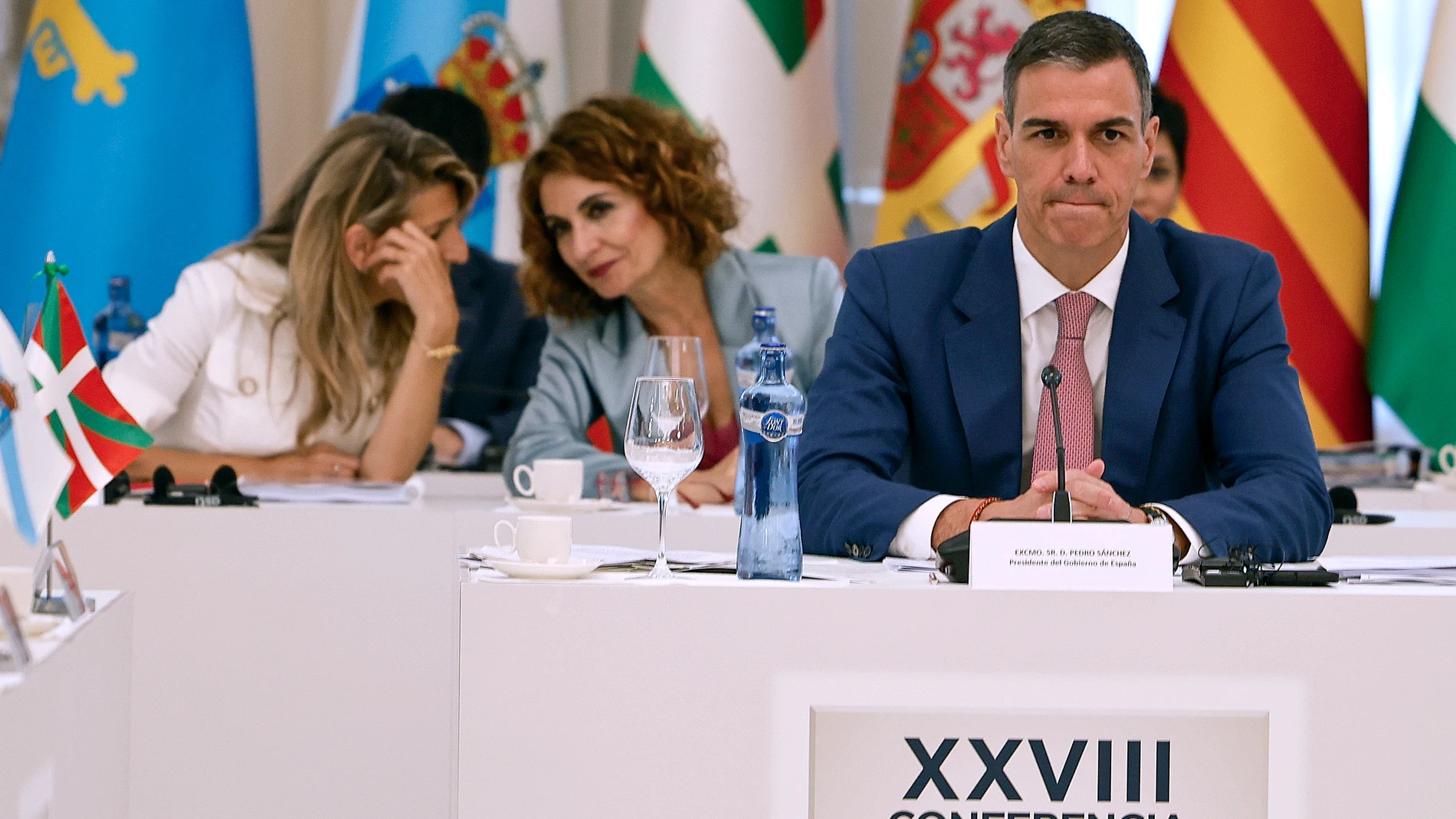 BARCELONA, 06/06/2025.- El presidente del Gobierno, Pedro Sánchez (d), acompañado por las vicepresidentas primera y ministra de Hacienda, María Jesús Montero (c, detrás), y segunda y ministra de Trabajo, Yolanda Díaz (i, detrás), momentos antes del inicio de la XXVIII Conferencia de Presidentes que se celebra este viernes en el Palau de Pedralbes, en Barcelona. EFE/Alberto Estévez