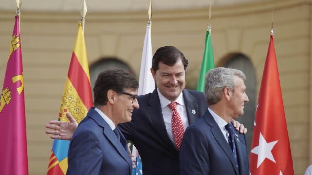 Mañueco saluda a Salvador Illa y Alfonso Rueda a su llegada a la Conferencia de Presidentes en Barcelona