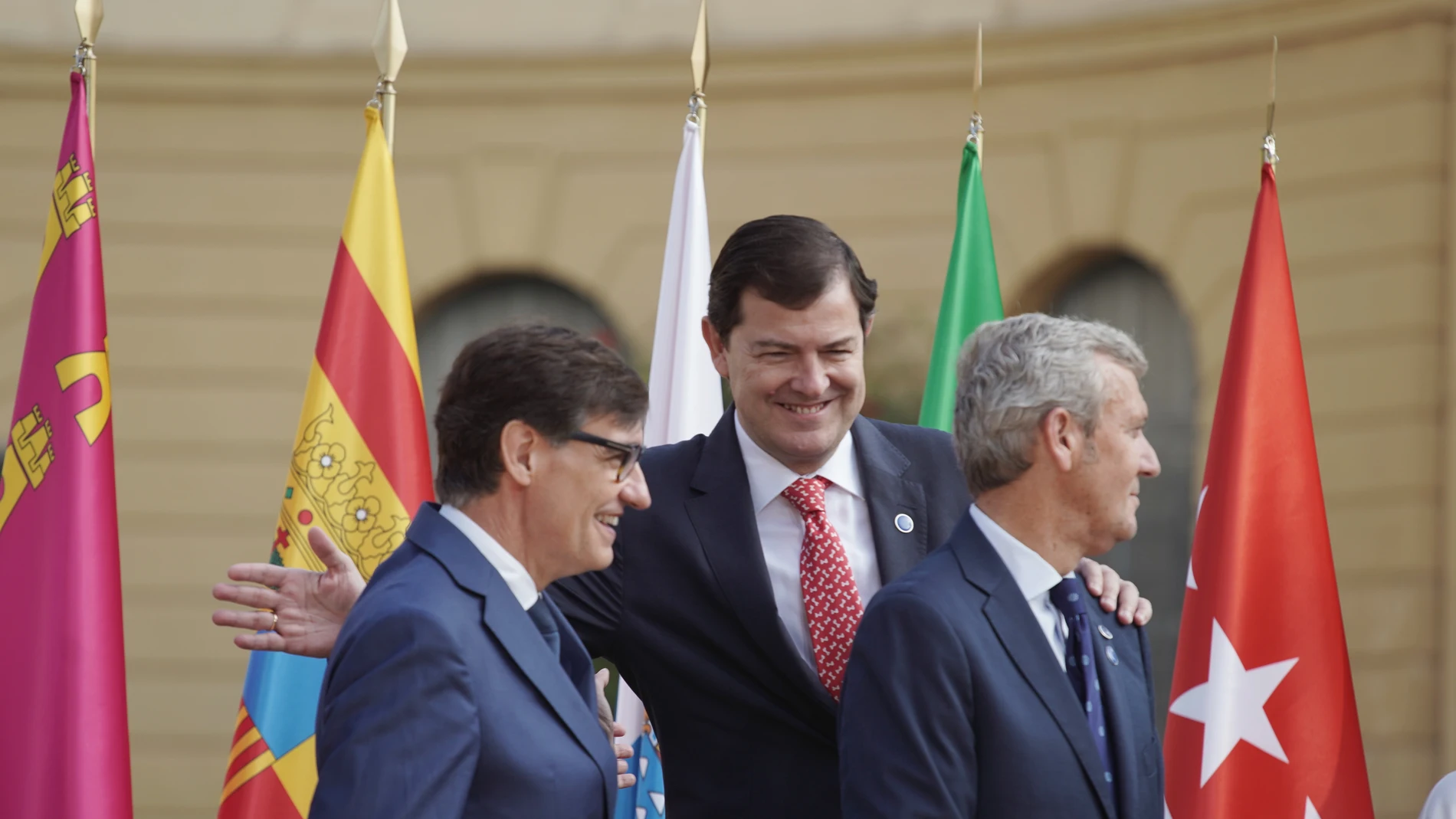 Mañueco saluda a Salvador Illa y Alfonso Rueda a su llegada a la Conferencia de Presidentes en Barcelona