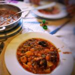Así se come en el restaurante asturiano que cocina todo los guisos en cocina de leña 