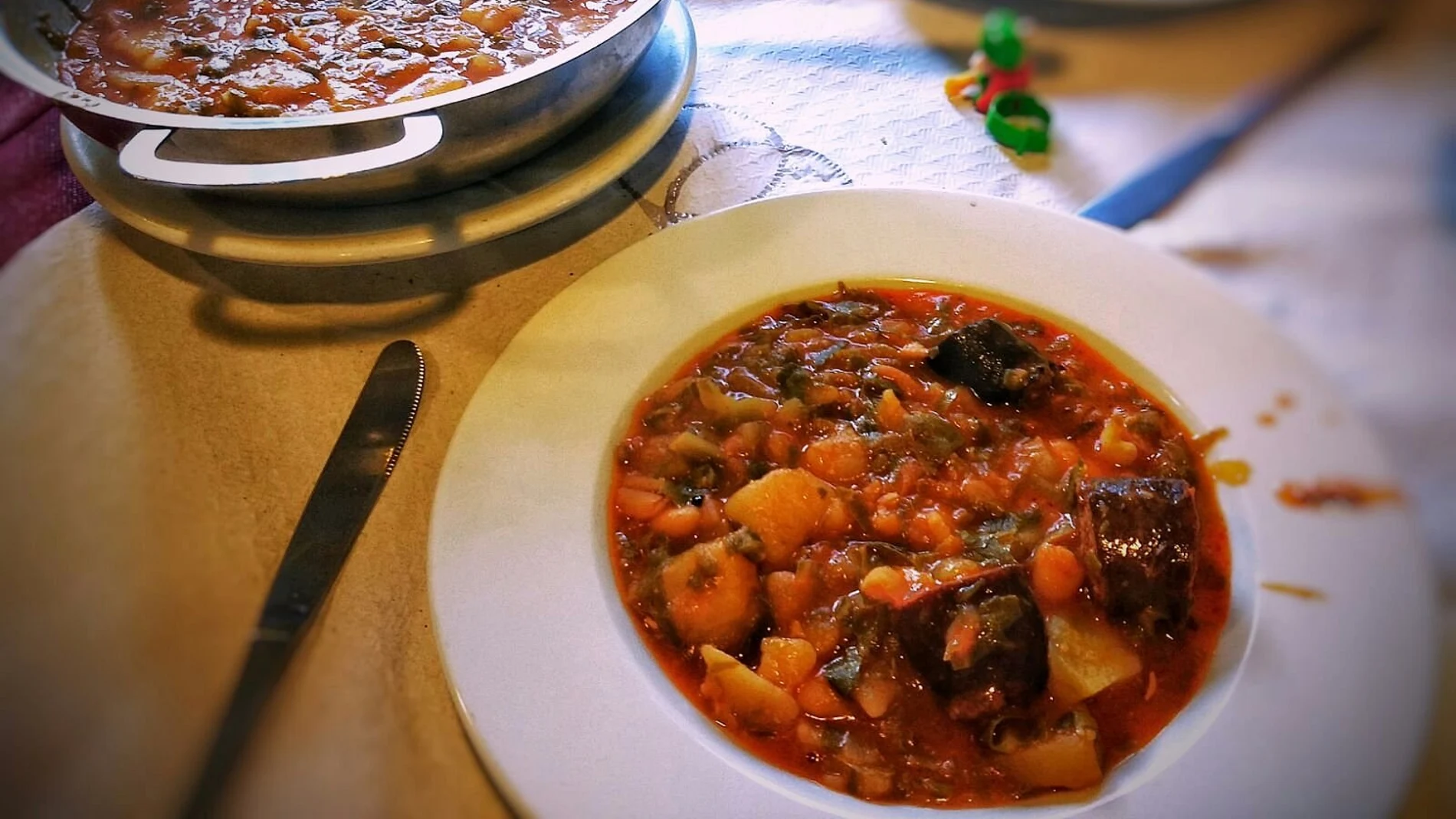 Así se come en el restaurante asturiano que cocina todo los guisos en cocina de leña